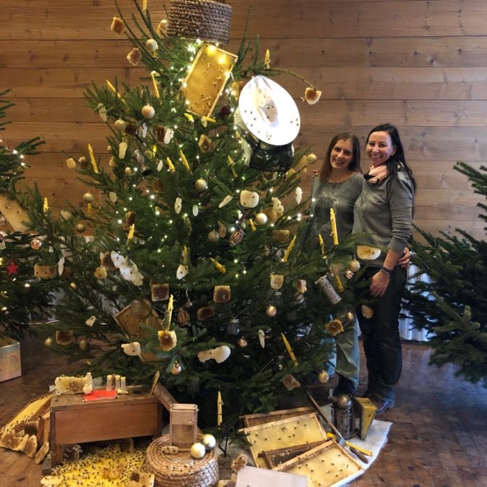Kathrin und Caro mit Christbaum den Sie für den BZV am Weihnachtsmarkt geschmückt haben.